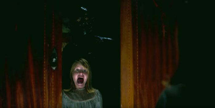 Menina possuída aterroriza todo mundo em novo trailer de Ouija - Origem do  Mal