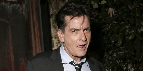 https://cinepop.com.br/wp-content/uploads/2016/05/Charlie-Sheen-CinePOP.jpg