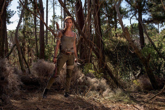 Alicia Vikander como Lara Croft no primeiro cartaz de 'Tomb Raider' -  CinePOP