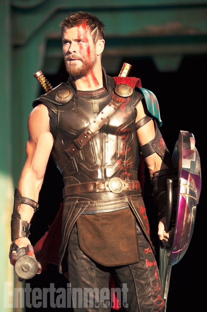 Chris Hemsworth reencena 'Os Vingadores' com bonequinhos em vídeo