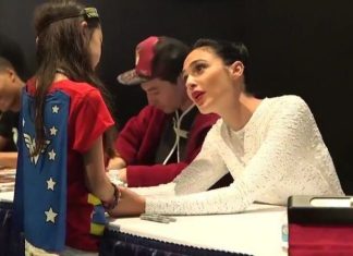 Gal Gadot conforta garotinha durante sessão de autógrafos na San Diego Comic-Con