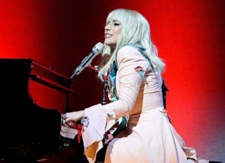 Lady Gaga canta nova versão de Bad Romance na estreia de seu documentário da Netflix