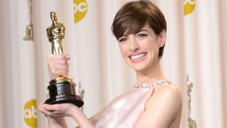 Anne Hathaway revela que fingiu felicidade ao ganhar o Oscar; ENTENDA!