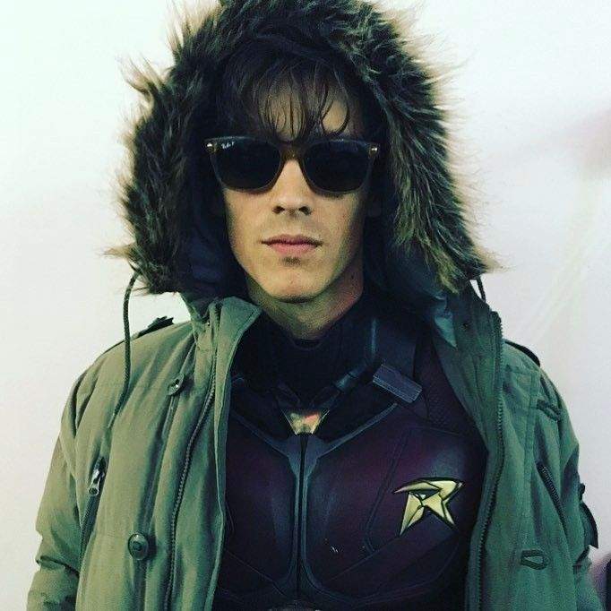 Titans  Robin aparece em novas fotos do live-action - NerdBunker