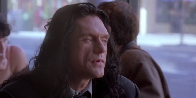 ‘Scary Love’: Tommy Wiseau em trailer de filme com visual ‘Blade Runner’