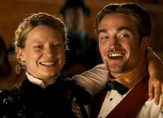 ‘Sob o Sol do Oeste’: Faroeste com Mia Wasikowska e Robert Pattinson estreia na Netflix; Assista ao trailer!