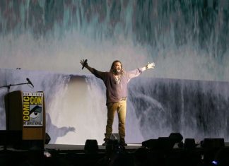 ‘Aquaman’: Jason Momoa faz entrada épica na Comic-Con; Assista ao painel completo!