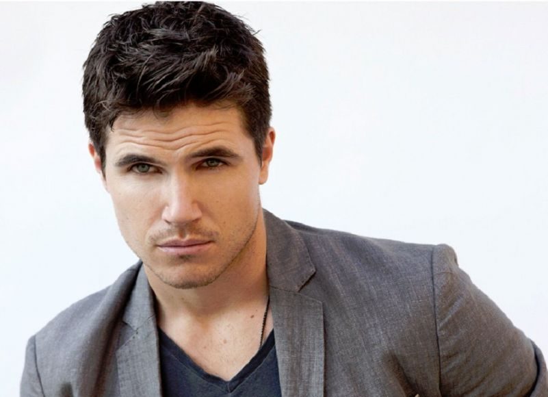 robbie-amell-1