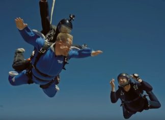Tom Cruise pula de paraquedas com apresentador de TV; Assista!