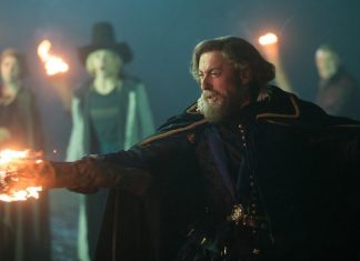 ‘Doctor Who’: Alan Cumming é o Rei Jaime VI da Escócia em primeiras imagens