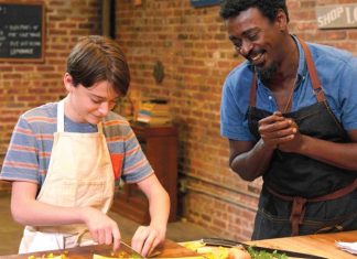 Crítica | Abe: Drama com Seu Jorge e Noah Schnapp provoca o paladar e uma profunda reflexão