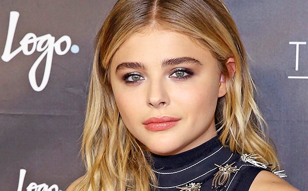 Olha elas! Chloë Moretz é clicada aos beijos com modelo da