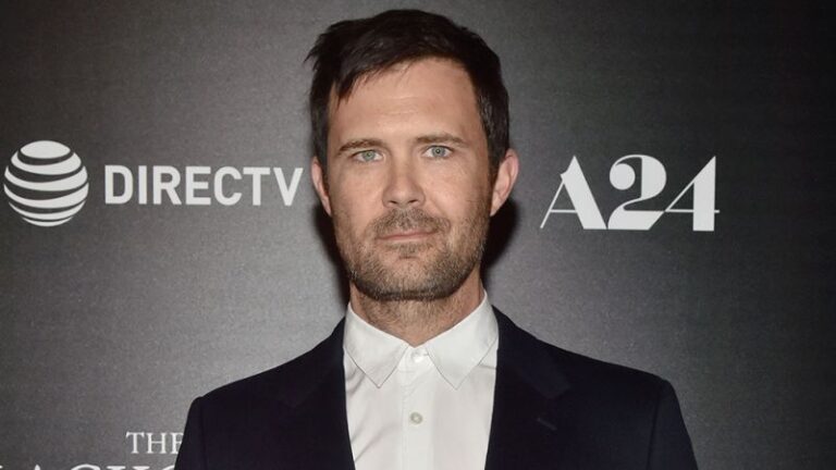 ‘Monstro: A História de Ed Gein’: Osgood Perkins detona série de Ryan Murphy