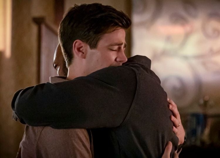 The Flash': Barry Allen é feito refém nas imagens oficiais do episódio  09×02; Confira! - CinePOP