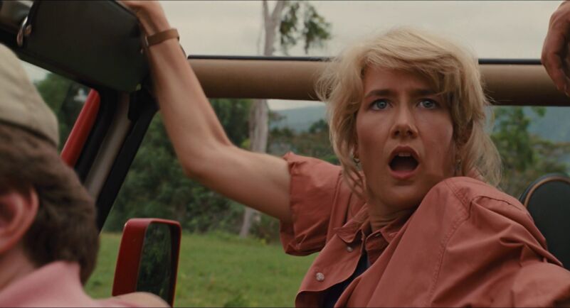 Jurassic World': Laura Dern posa ao lado de clássico carro da franquia  original; Confira! | CinePOP