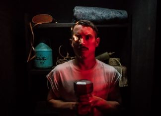 ‘Come to Daddy’: Elijah Wood conversa com pai psicopata em novo clipe do suspense