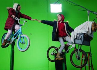 ‘E.T. – O Extraterrestre’: Confira os bastidores do reencontro entre Elliot e seu amigo E.T