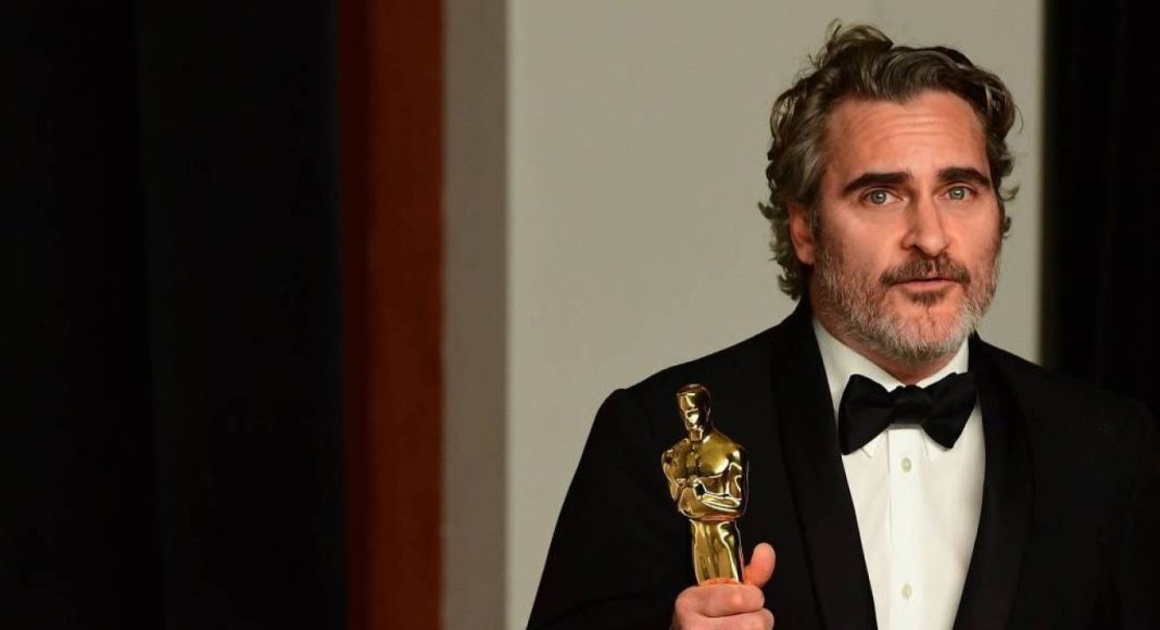Joaquin-Phoenix-recebe-o-Oscar-de-melhor-ator-por-Coringa-—-Foto-Frederic-J.-Brown-AFP