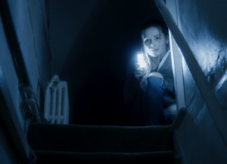 Mulher fica presa em hotel mal-assombrado em cenas TENSAS do terror ‘The Haunted’