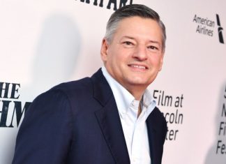 Ted Sarandos se manifesta após Netflix perder disputa pela Warner Bros. Discovery