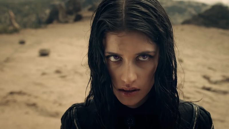 Anya Chalotra, a Yennefer, fala sobre a saída de Henry Cavill de The Witcher  pela primeira vez