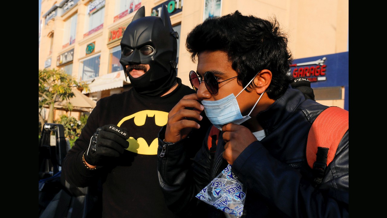 Vestido de Batman, homem distribui máscaras e faz alerta sobre o  Coronavírus; Confira as imagens! – CinePOP Cinema