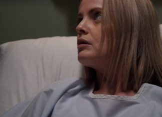 Mena Suvari faz uma descoberta aterrorizante na nova cena do suspense ‘Paradise Cove’; Assista!
