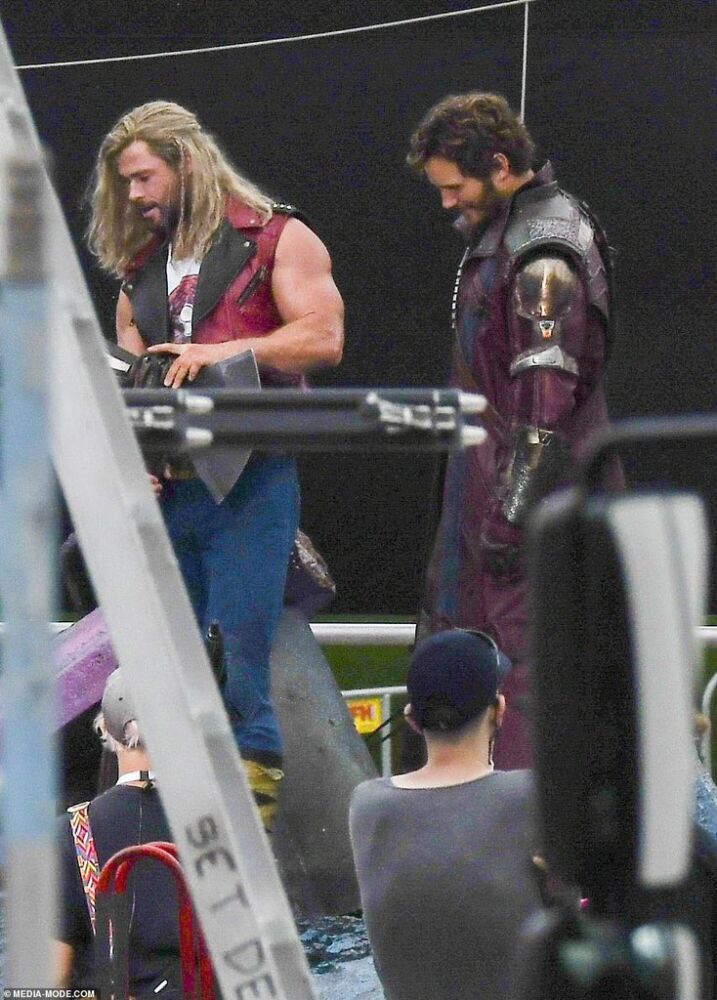 Thor da fiel? Apresentador presenteia Chris Hemsworth com camisa