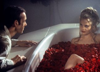 ‘Beleza Americana’: Mena Suvari relembra ‘estranha experiência’ com Kevin Spacey nos bastidores do longa