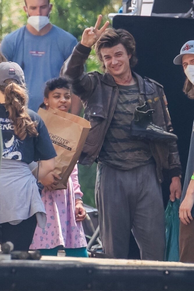 Stranger Things  Joseph Quinn e Jamie Campell chegam ao Brasil para  encontro com os fãs