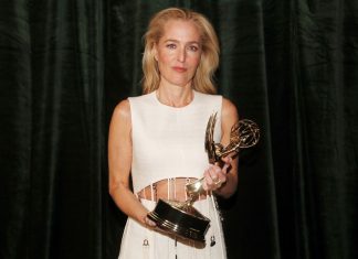 Que FORA! Jornalista pergunta se Gillian Anderson conversou com Margaret Thatcher, que morreu há 8 anos…