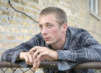 Jeremy Allen White celebra PROIBIÇÃO de redes sociais para menores no Reino Unido