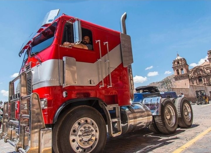 UAU! Optimus Prime, Autobots e Decepticons em ação em Cusco em vídeos de 'Transformers  7: O Despertar das Feras' - CinePOP