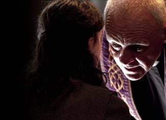 Polêmico terror com Anthony Hopkins está fazendo SUCESSO na Netflix