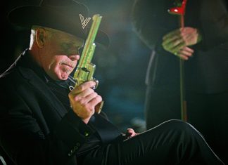Ron Perlman comanda jogo brutal trailer do suspense ‘This Game’s Called Murder’; Assista!
