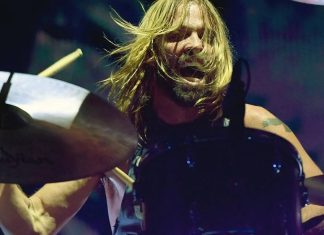 Fãs homenageiam Taylor Hawkins cantando “My Hero” em palco iluminado por velas na Colômbia