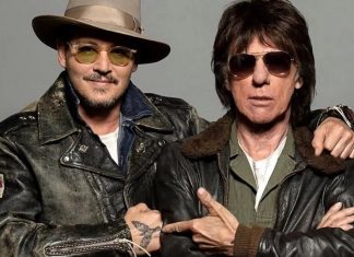 Com fim do julgamento, Johnny Depp relaxa tocando guitarra em show de Jeff Beck