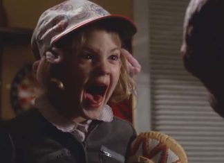 Drew Barrymore posta vídeo nos bastidores de ‘E.T. – O Extraterrestre’ quando tinha apenas 7 anos
