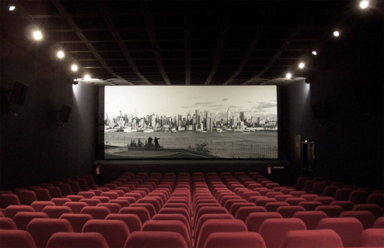 DESESPERO! Cinéfilos são ESQUECIDOS em sessão e ficam trancados em cinema do RJ; Confira o vídeo!