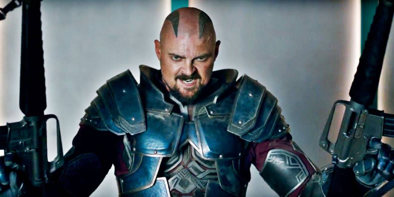 Karl Urban comenta sobre violenta cena deletada de 'Thor: Ragnarok