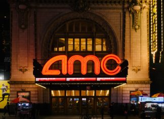Ações da AMC desabam em mais de 30% e proprietário da rede Regal Cinemas alerta sobre FALÊNCIA