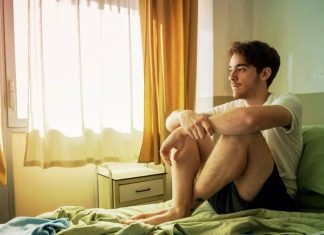 Jovem passa uma semana internado no trailer da série ‘Everything Calls for Salvation’; Confira!