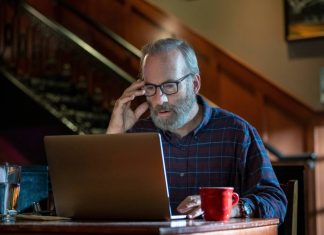 ‘Straight Man’: Comédia dramática com Bob Odenkirk ganha primeiras imagens oficiais; Confira!