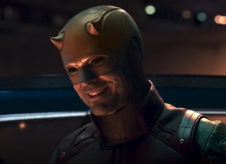 Charlie Cox surge nos bastidores de ‘Mulher-Hulk’ usando novo traje do Demolidor pela primeira vez