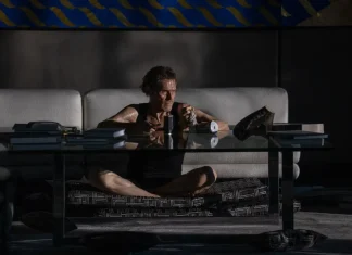 Willem Dafoe fica PRESO em uma casa tecnológica no trailer do suspense ‘Dentro’, que estreia essa semana no Prime Video