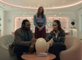 Crítica | The Pod Generation: Romance high-tech com Emilia Clarke e Chiwetel Ejiofor tem tanto conceito, que não sobra espaço para a história