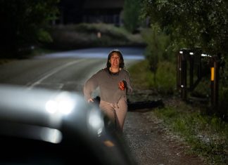 ‘Sick’: Novo terror do roteirista de ‘Pânico’ ganha trailer ASSUSTADOR; Confira!