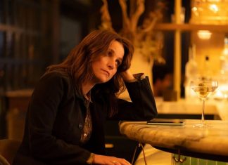 Julia Louis-Dreyfus passa por uma crise de identidade no novo clipe oficial da dramédia ‘You Hurt My Feelings’; Confira!