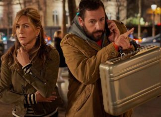 Adam Sandler e Jennifer Aniston tentam negociar com um sequestrador no clipe de ‘Mistério em Paris’; Confira!