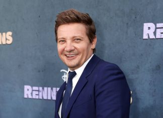 Jeremy Renner aparece pela 1ª vez no tapete vermelho após seu acidente; Confira as imagens!